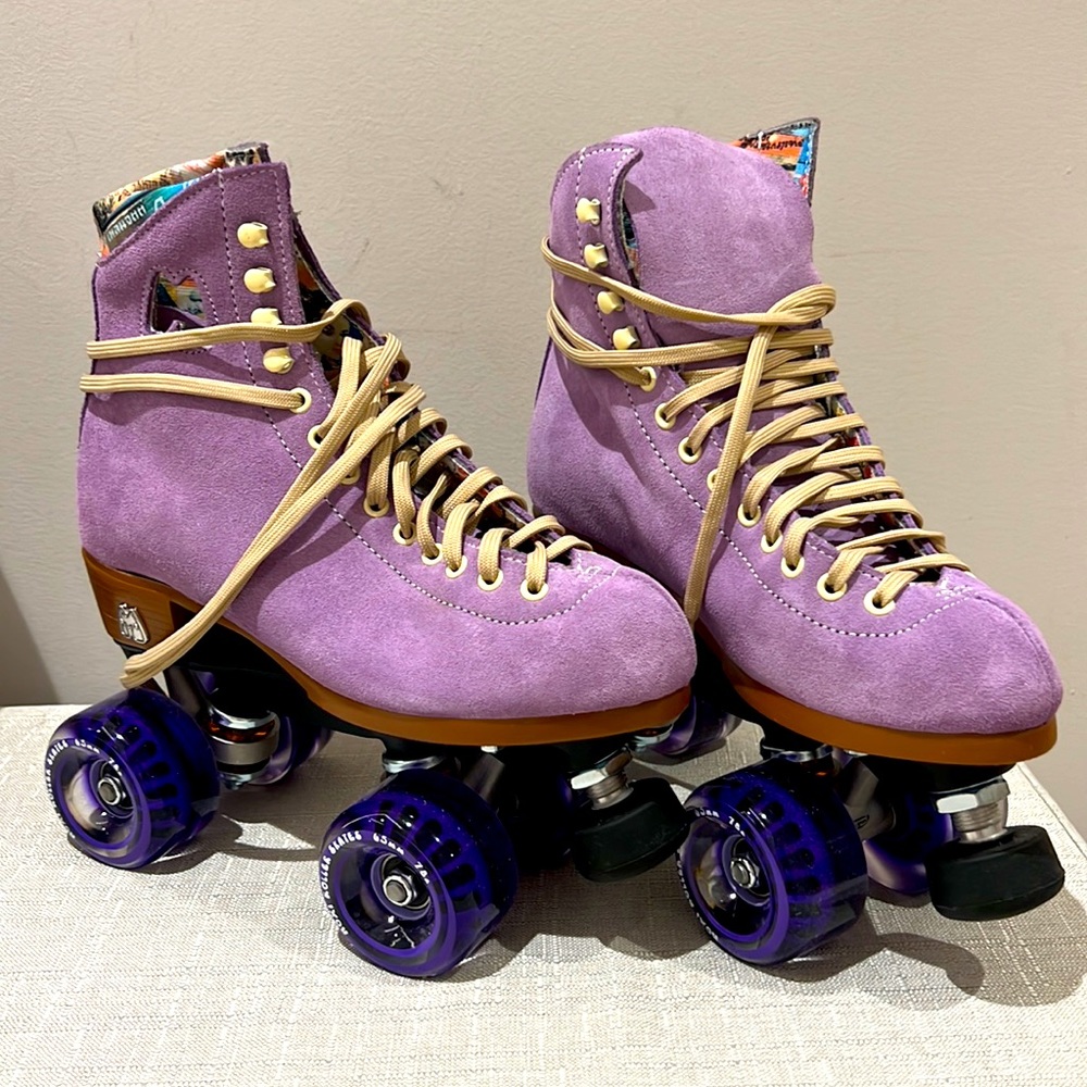 Moxi skates (BNWOB) sz 6 (lilac)